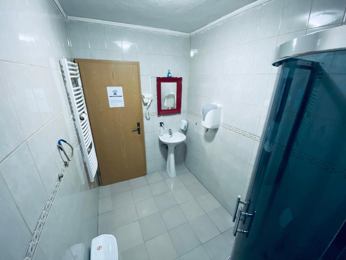 פרישטינה Bus Station Hostel מראה חיצוני תמונה